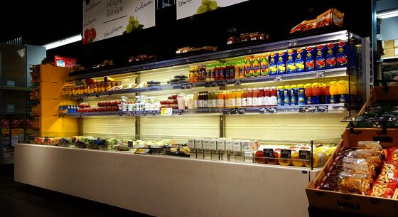 Refrigerated shelves