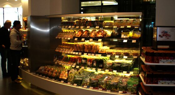 Refrigerated shelves